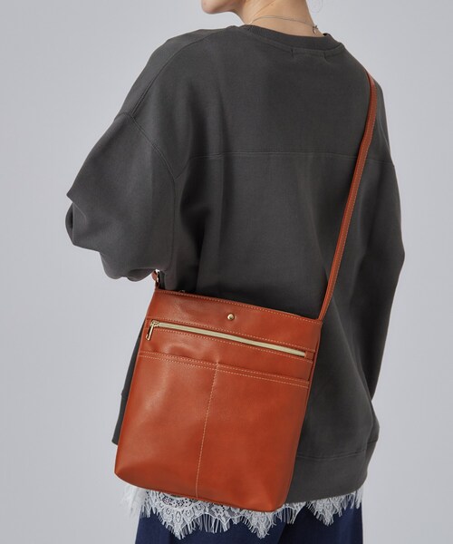 SHOO・LA・RUE（シューラルー）の「ボディフィットあおりショルダーバッグ（ショルダーバッグ・レディース・ブラック/ブルー/ブラウン系その他/ボルドー/ピンク系・00）」の5枚目の写真