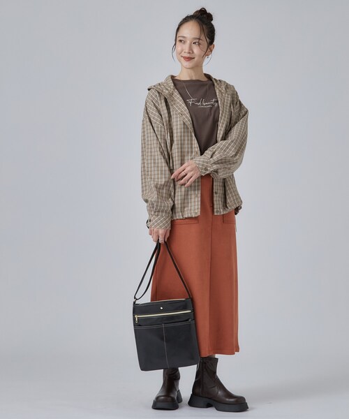 SHOO・LA・RUE（シューラルー）の「ボディフィットあおりショルダーバッグ（ショルダーバッグ・レディース・ブラック/ブルー/ブラウン系その他/ボルドー/ピンク系・00）」の7枚目の写真