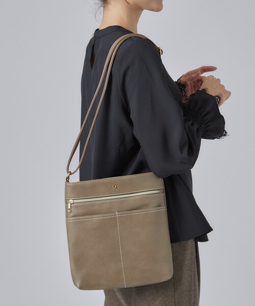 SHOO・LA・RUE（シューラルー）の「ボディフィットあおりショルダーバッグ（ショルダーバッグ・レディース・ブラック/ブルー/ブラウン系その他/ボルドー/ピンク系・00）」の8枚目の写真