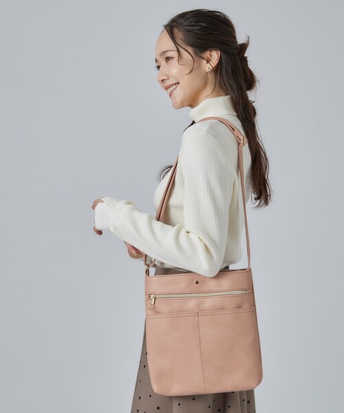 SHOO・LA・RUE（シューラルー）の「ボディフィットあおりショルダーバッグ（ショルダーバッグ・レディース・ブラック/ブルー/ブラウン系その他/ボルドー/ピンク系・00）」の10枚目の写真