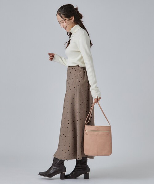 SHOO・LA・RUE（シューラルー）の「ボディフィットあおりショルダーバッグ（ショルダーバッグ・レディース・ブラック/ブルー/ブラウン系その他/ボルドー/ピンク系・00）」の11枚目の写真
