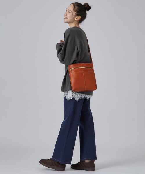 SHOO・LA・RUE（シューラルー）の「ボディフィットあおりショルダーバッグ（ショルダーバッグ・レディース・ブラック/ブルー/ブラウン系その他/ボルドー/ピンク系・00）」の15枚目の写真