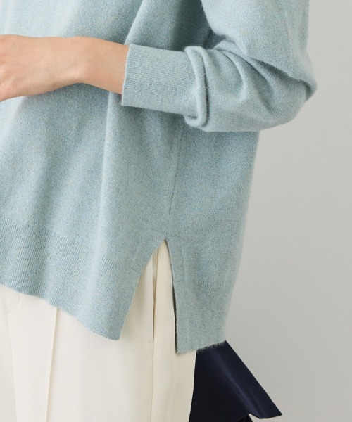 ROPE'(ロペ)の「【J'aDoRe・一部店舗限定サイズ】ウールフォックスラメハイネックニット(サイドスリット入り)(ニット/セーター・レディース・ボルドー/キナリ/グレー系その他/サックスブルー・38)」の7枚目の写真