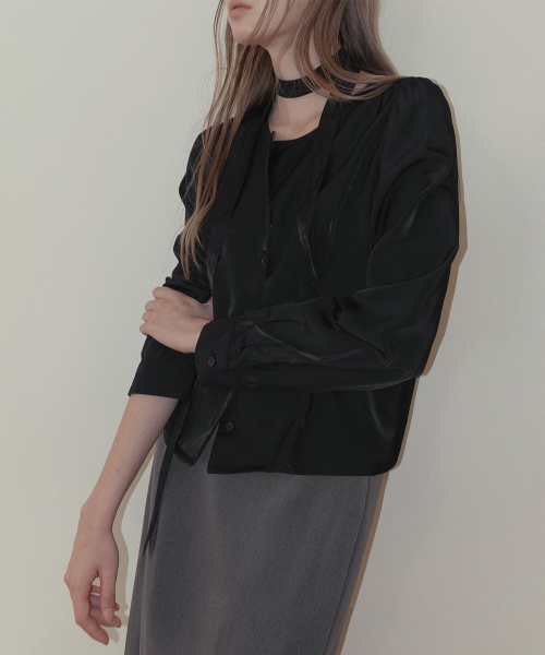 TWEE(トゥウィー)の「ビンル ピンタックラウンドネック長袖ブラウス(ストラップセット)(シャツ/ブラウス・レディース・ブラック/アイボリー・FREE)」の6枚目の写真
