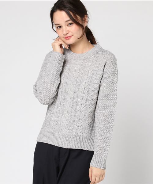 Honeys（ハニーズ）の「【洗濯機で洗える】ケーブル編プルオーバー（ニット/セーター・レディース・ブラック/レッド/オフホワイト/サックスブルー/ピンク/イエロー/グリーン/杢グレー/ラベンダー・L/LL/M/S）」の4枚目の写真