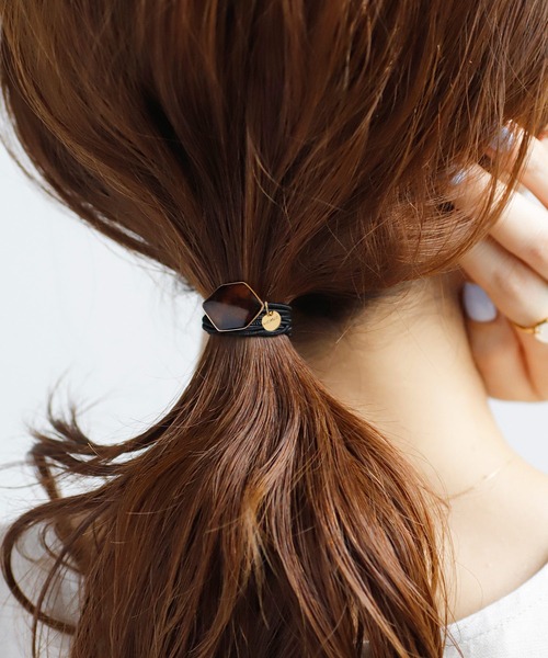 ANEMONE（アネモネ）の「ゴールドフレームの艶めきヘキサゴンプレートのヘアゴム（ヘアゴム・レディース・ベージュ/ブラウン/グレー/カーキ/ネイビー・FREE）」の3枚目の写真