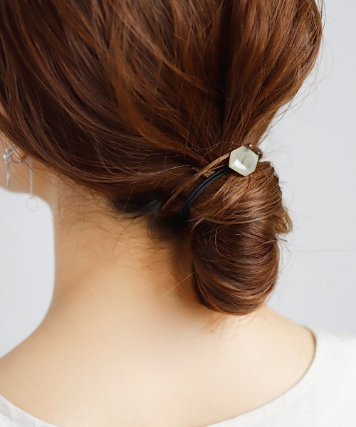 ANEMONE（アネモネ）の「ゴールドフレームの艶めきヘキサゴンプレートのヘアゴム（ヘアゴム・レディース・ベージュ/ブラウン/グレー/カーキ/ネイビー・FREE）」の2枚目の写真