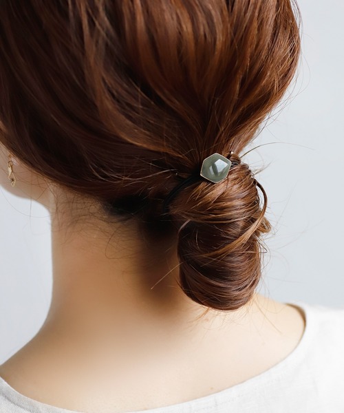 ANEMONE（アネモネ）の「ゴールドフレームの艶めきヘキサゴンプレートのヘアゴム（ヘアゴム・レディース・ベージュ/ブラウン/グレー/カーキ/ネイビー・FREE）」の5枚目の写真