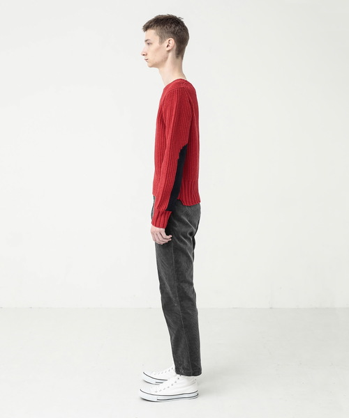 koe×THOM BROWNE（コエトムブラウン）の「MENS CREWNECK SWEATER（ニット/セーター・メンズ・グレー/レッド・SMALL/MEDIUM/LARGE）」の4枚目の写真