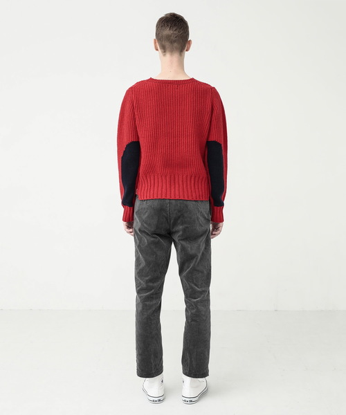 koe×THOM BROWNE（コエトムブラウン）の「MENS CREWNECK SWEATER（ニット/セーター・メンズ・グレー/レッド・SMALL/MEDIUM/LARGE）」の5枚目の写真