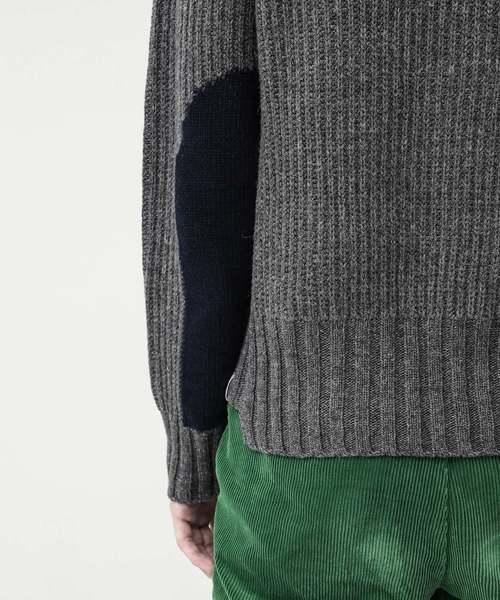 koe×THOM BROWNE（コエトムブラウン）の「MENS CREWNECK SWEATER（ニット/セーター・メンズ・グレー/レッド・SMALL/MEDIUM/LARGE）」の9枚目の写真