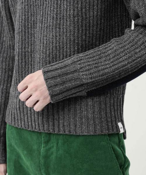 koe×THOM BROWNE（コエトムブラウン）の「MENS CREWNECK SWEATER（ニット/セーター・メンズ・グレー/レッド・SMALL/MEDIUM/LARGE）」の11枚目の写真