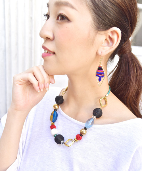 チャイハネ(チャイハネ)の「【チャイハネ】ミックスビーズモダンネックレス(ネックレス・レディース・レッド/グリーン・FREE)」の2枚目の写真