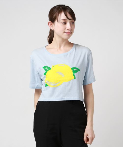 WEGO(ウィゴー)の「WEGO/フルーツ柄クロップドTシャツ(Tシャツ/カットソー・レディース・オフホワイト/ブラック/その他1/その他2・FREE)」の1枚目の写真