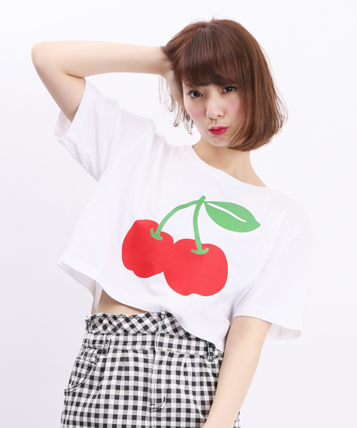 WEGO(ウィゴー)の「WEGO/フルーツ柄クロップドTシャツ(Tシャツ/カットソー・レディース・オフホワイト/ブラック/その他1/その他2・FREE)」の2枚目の写真
