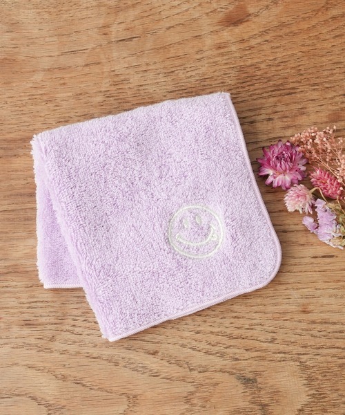 BIRTHDAY BAR(バースデイバー)の「スマイル 刺繍 タオルハンカチ(ハンカチ/ハンドタオル・レディース・ブラック/グレー/ピンク/ライトグリーン/イエロー/ライトブルー/グリーン/パープル/オレンジ/ホワイト/レッド/ブルー/ベージュ/ブラウン/ラベンダー/アイボリー/ライム/ネイビー/サックスブルー/マスタード/ライトグレー/コーラルピンク・フリー)」の16枚目の写真