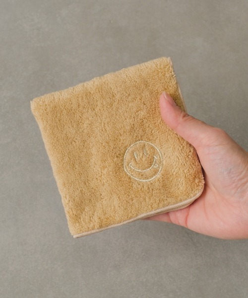 BIRTHDAY BAR(バースデイバー)の「スマイル 刺繍 タオルハンカチ(ハンカチ/ハンドタオル・レディース・ブラック/グレー/ピンク/ライトグリーン/イエロー/ライトブルー/グリーン/パープル/オレンジ/ホワイト/レッド/ブルー/ベージュ/ブラウン/ラベンダー/アイボリー/ライム/ネイビー/サックスブルー/マスタード/ライトグレー/コーラルピンク・フリー)」の1枚目の写真
