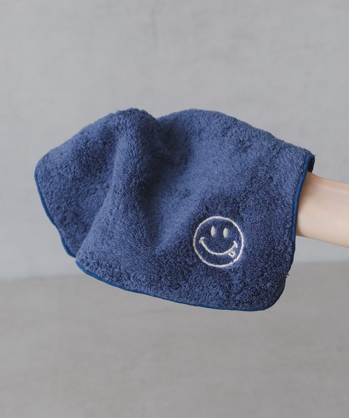 BIRTHDAY BAR(バースデイバー)の「スマイル 刺繍 タオルハンカチ(ハンカチ/ハンドタオル・レディース・ブラック/グレー/ピンク/ライトグリーン/イエロー/ライトブルー/グリーン/パープル/オレンジ/ホワイト/レッド/ブルー/ベージュ/ブラウン/ラベンダー/アイボリー/ライム/ネイビー/サックスブルー/マスタード/ライトグレー/コーラルピンク・フリー)」の12枚目の写真