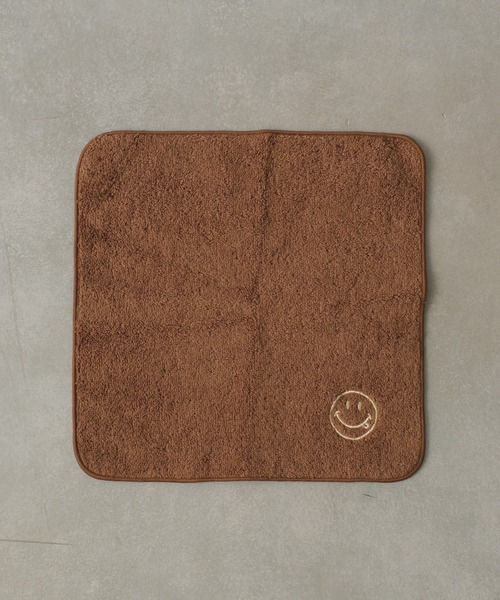 BIRTHDAY BAR(バースデイバー)の「スマイル 刺繍 タオルハンカチ(ハンカチ/ハンドタオル・レディース・ブラック/グレー/ピンク/ライトグリーン/イエロー/ライトブルー/グリーン/パープル/オレンジ/ホワイト/レッド/ブルー/ベージュ/ブラウン/ラベンダー/アイボリー/ライム/ネイビー/サックスブルー/マスタード/ライトグレー/コーラルピンク・フリー)」の7枚目の写真