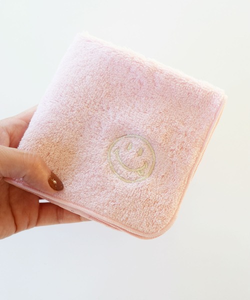 BIRTHDAY BAR(バースデイバー)の「スマイル 刺繍 タオルハンカチ(ハンカチ/ハンドタオル・レディース・ブラック/グレー/ピンク/ライトグリーン/イエロー/ライトブルー/グリーン/パープル/オレンジ/ホワイト/レッド/ブルー/ベージュ/ブラウン/ラベンダー/アイボリー/ライム/ネイビー/サックスブルー/マスタード/ライトグレー/コーラルピンク・フリー)」の19枚目の写真