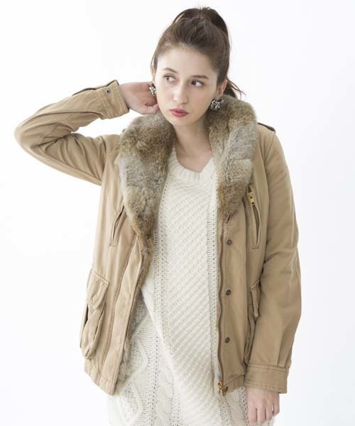 Another Edition（アナザーエディション）の「【展開店舗限定】ae SWL RABBIT CT（ミリタリージャケット・レディース・ベージュ/オリーブ・SMALL/MEDIUM）」の2枚目の写真