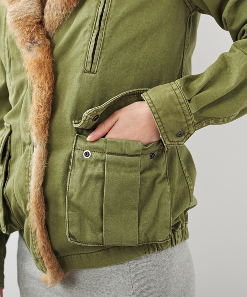 Another Edition（アナザーエディション）の「【展開店舗限定】ae SWL RABBIT CT（ミリタリージャケット・レディース・ベージュ/オリーブ・SMALL/MEDIUM）」の7枚目の写真