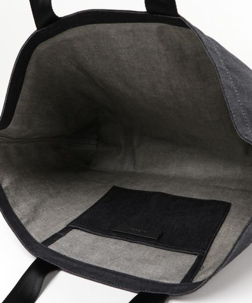 DIESEL(ディーゼル)の「メッセージロゴ デニム トートバッグ(トートバッグ・メンズ・ブラック・F)」の4枚目の写真