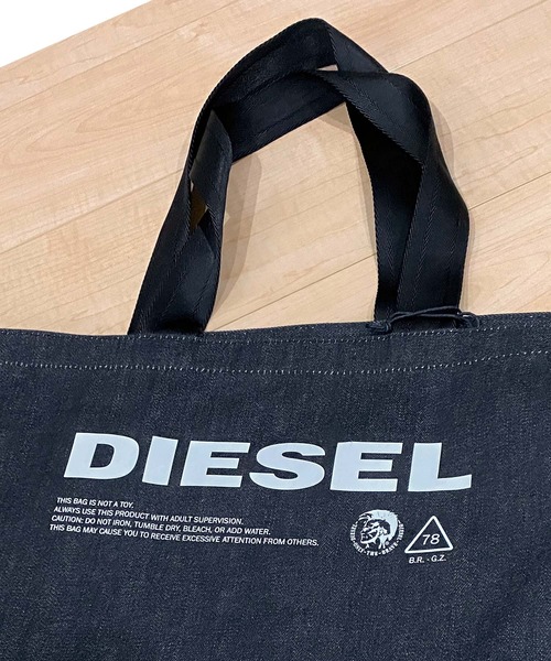 DIESEL(ディーゼル)の「メッセージロゴ デニム トートバッグ(トートバッグ・メンズ・ブラック・F)」の6枚目の写真
