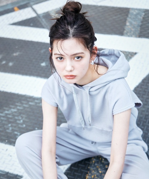 REDYAZEL（レディアゼル）の「バックロゴ刺繍入りワッフルリラックスパンツ（その他パンツ・レディース・オフホワイト/グレー・FREE）」の4枚目の写真