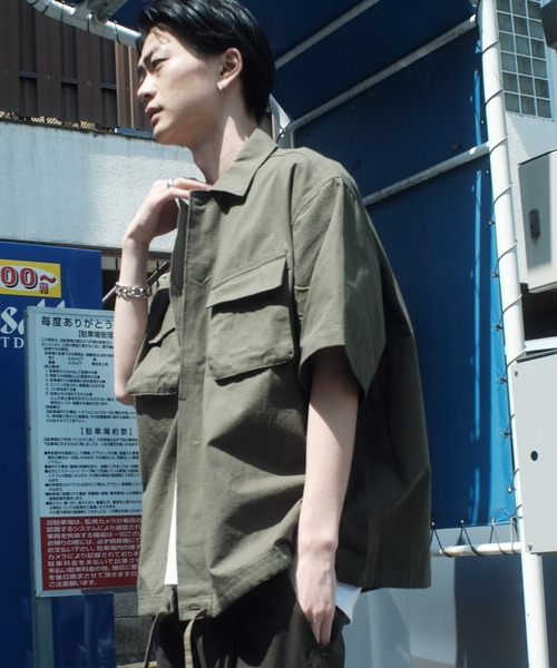 Lulu & Arnie(るるあんどあーにー)の「オーバーサイズ 半袖 ミリタリー シャツ(シャツ/ブラウス・メンズ・ブラック/カーキ/ベージュ・MEDIUM/LARGE/X-LARGE)」の3枚目の写真