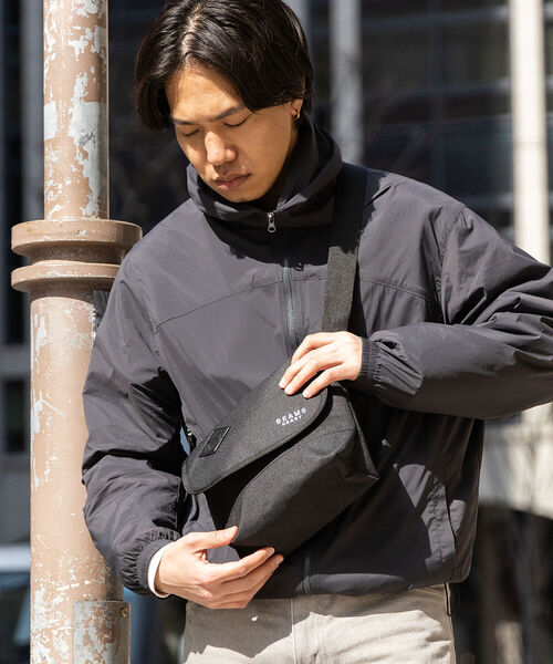 BEAMS HEART(ビームスハート)の「BEAMS HEART / ポリエステル 杢素材 ミニ メッセンジャーバッグ(ショルダーバッグ・メンズ・ブラック/グレー・ONE SIZE)」の6枚目の写真