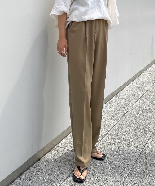 AZUL ENCANTO(アズールエンカント)の「カット1タックセンタープレスパンツ(その他パンツ・レディース・ブラック/ダークオレンジ/ライトカーキ/ライトブルー・SMALL/MEDIUM)」の2枚目の写真