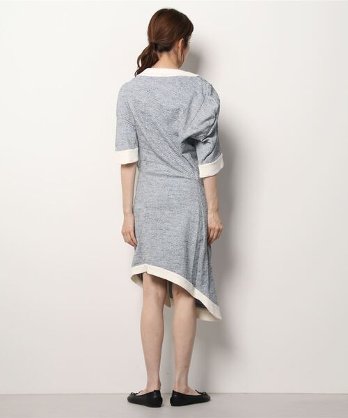 ANREALAGE(アンリアレイジ)の「ANREALAGE SIDE ANGLE クラシックワンピース(ワンピース・レディース・ブルー・38)」の3枚目の写真