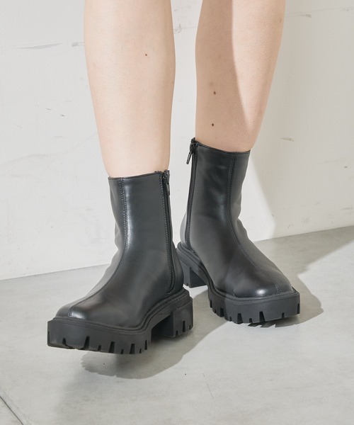 Chico（チコ）の「サイドZIPボリュームショートブーツ（ブーツ・レディース・ブラック/ベージュ・MEDIUM/LARGE/SMALL）」の6枚目の写真