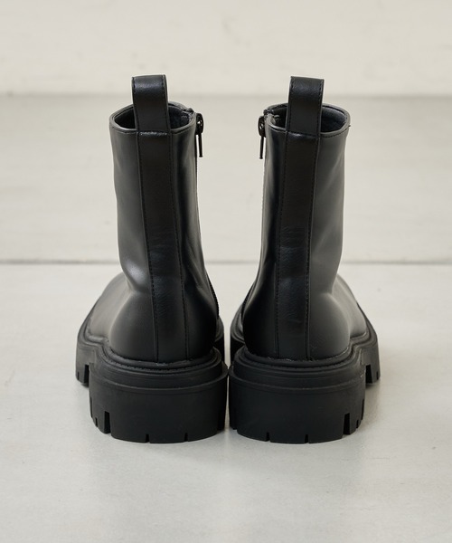 Chico（チコ）の「サイドZIPボリュームショートブーツ（ブーツ・レディース・ブラック/ベージュ・MEDIUM/LARGE/SMALL）」の4枚目の写真