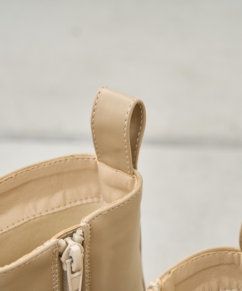 Chico（チコ）の「サイドZIPボリュームショートブーツ（ブーツ・レディース・ブラック/ベージュ・MEDIUM/LARGE/SMALL）」の9枚目の写真