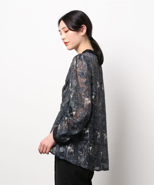 NICOLE CLUB（ニコル　クラブ）の「【NICOLE CLUB】ニュアンスストーン柄ギャザーブラウス（シャツ/ブラウス・レディース・グレー系/ネイビー系・MEDIUM）」の4枚目の写真