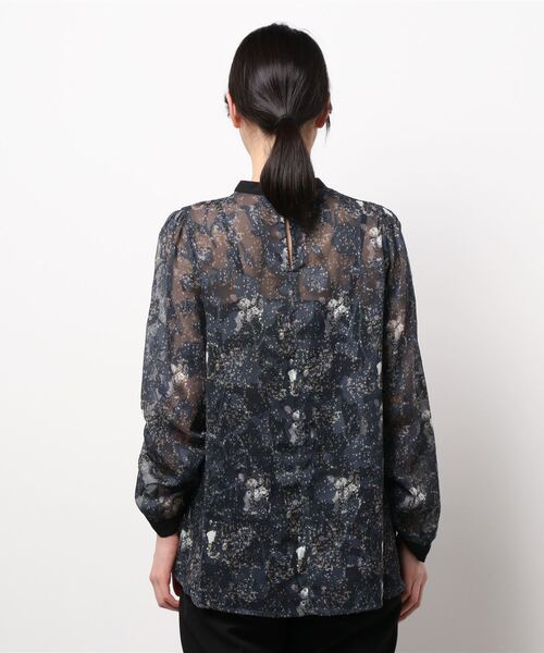 NICOLE CLUB（ニコル　クラブ）の「【NICOLE CLUB】ニュアンスストーン柄ギャザーブラウス（シャツ/ブラウス・レディース・グレー系/ネイビー系・MEDIUM）」の3枚目の写真