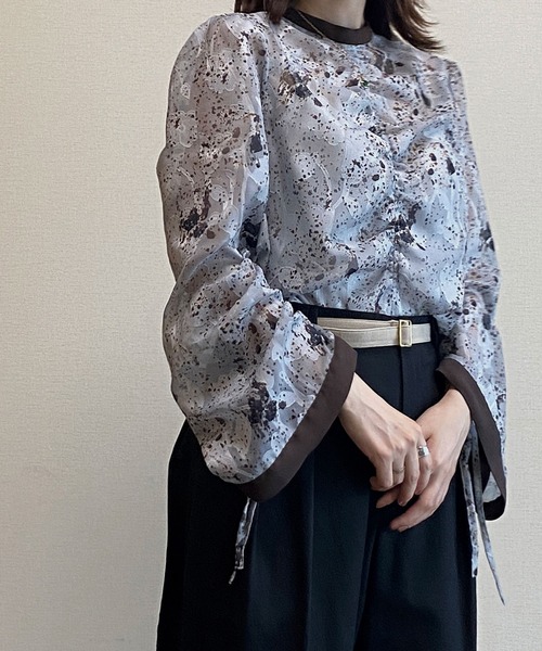 NICOLE CLUB（ニコル　クラブ）の「【NICOLE CLUB】ニュアンスストーン柄ギャザーブラウス（シャツ/ブラウス・レディース・グレー系/ネイビー系・MEDIUM）」の9枚目の写真