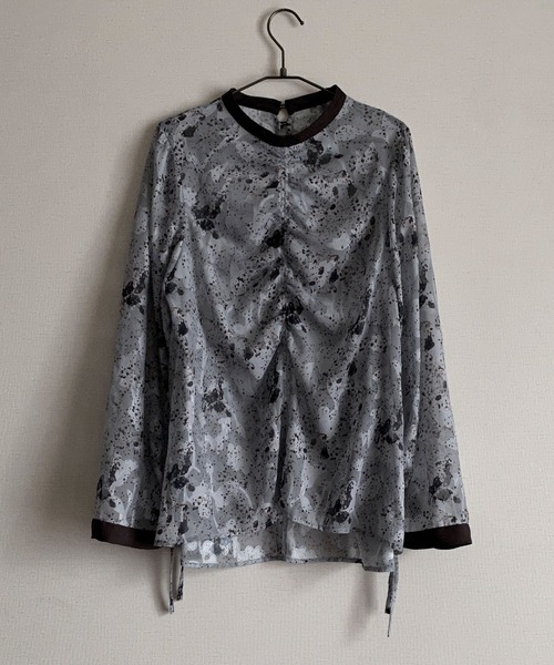 NICOLE CLUB（ニコル　クラブ）の「【NICOLE CLUB】ニュアンスストーン柄ギャザーブラウス（シャツ/ブラウス・レディース・グレー系/ネイビー系・MEDIUM）」の5枚目の写真