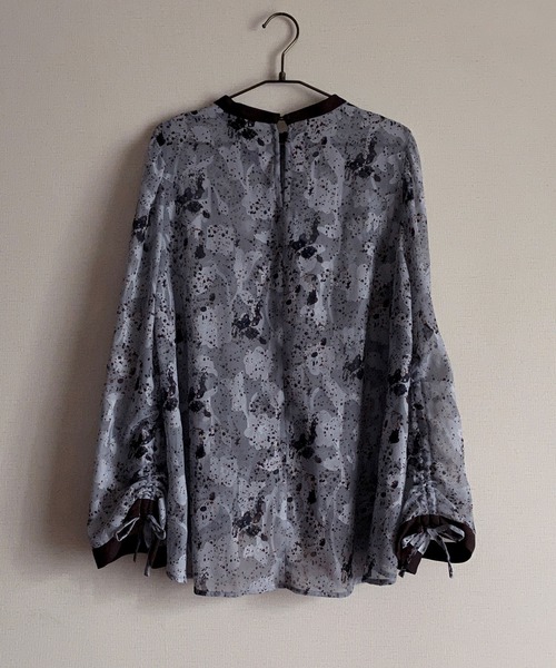 NICOLE CLUB（ニコル　クラブ）の「【NICOLE CLUB】ニュアンスストーン柄ギャザーブラウス（シャツ/ブラウス・レディース・グレー系/ネイビー系・MEDIUM）」の11枚目の写真