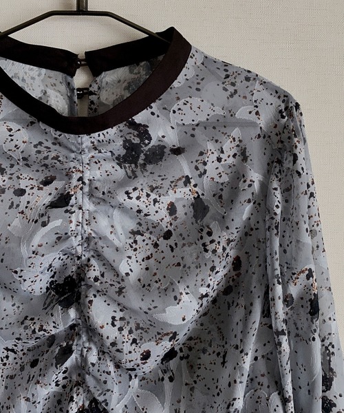 NICOLE CLUB（ニコル　クラブ）の「【NICOLE CLUB】ニュアンスストーン柄ギャザーブラウス（シャツ/ブラウス・レディース・グレー系/ネイビー系・MEDIUM）」の12枚目の写真