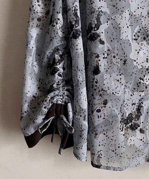 NICOLE CLUB（ニコル　クラブ）の「【NICOLE CLUB】ニュアンスストーン柄ギャザーブラウス（シャツ/ブラウス・レディース・グレー系/ネイビー系・MEDIUM）」の13枚目の写真