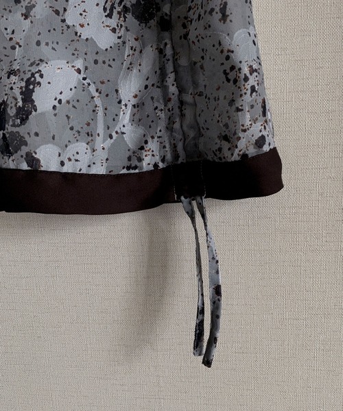 NICOLE CLUB（ニコル　クラブ）の「【NICOLE CLUB】ニュアンスストーン柄ギャザーブラウス（シャツ/ブラウス・レディース・グレー系/ネイビー系・MEDIUM）」の14枚目の写真