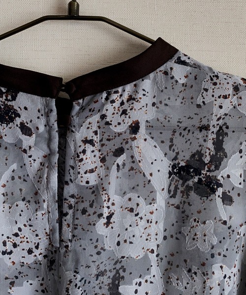 NICOLE CLUB（ニコル　クラブ）の「【NICOLE CLUB】ニュアンスストーン柄ギャザーブラウス（シャツ/ブラウス・レディース・グレー系/ネイビー系・MEDIUM）」の15枚目の写真