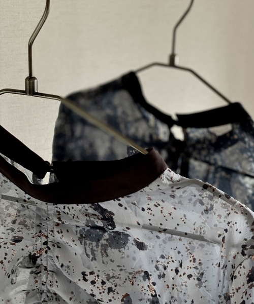 NICOLE CLUB（ニコル　クラブ）の「【NICOLE CLUB】ニュアンスストーン柄ギャザーブラウス（シャツ/ブラウス・レディース・グレー系/ネイビー系・MEDIUM）」の20枚目の写真