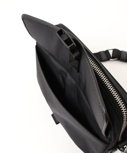 MARC JACOBS（マークジェイコブス）の「SUSPIRIA CROSSBODY/サスペリア クロスボディ メッセンジャー（メッセンジャーバッグ・レディース・ブラック/ダークグレー・ONE SIZE）」の6枚目の写真