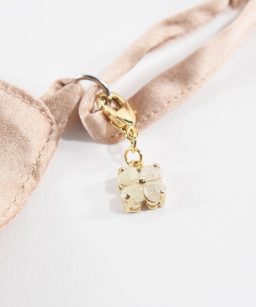 ma chere Cosette?（マシェールコゼット）の「クローバーマスクチャーム（チャーム・レディース・アイボリー/ライトピンク/ライトブルー/ピンク系その他・FREE）」の2枚目の写真