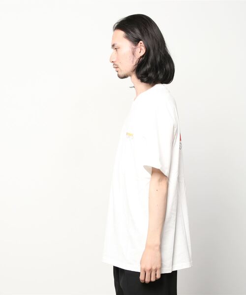 ANDERSSON BELL（アンダースンベル）の「Andersson Bell × atmos S/S Tee (WHITE/ORANGE)（Tシャツ/カットソー・メンズ・ホワイト・L/XL/M）」の2枚目の写真
