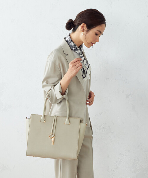 MONO COMME CA(モノコムサ)の「ロゴプレートトートバッグ(トートバッグ・レディース・ライトグレー/ベージュ/ブラック・FREE)」の1枚目の写真